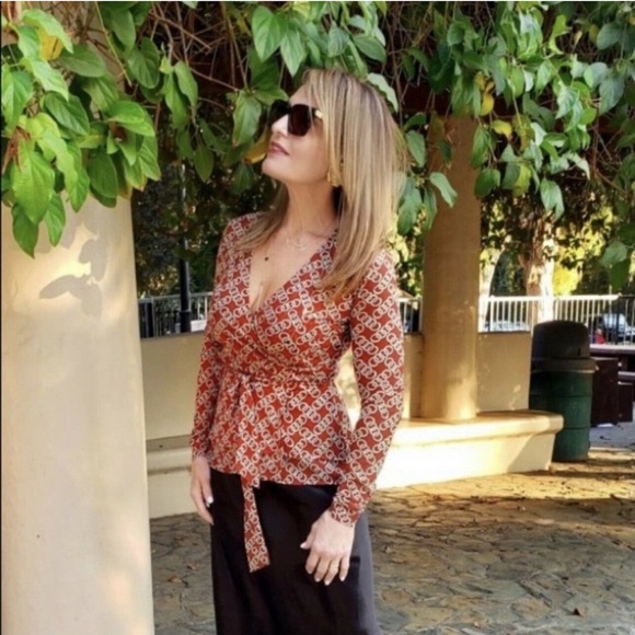 Cabi 3951 Ringleader Chain Print Wrap top - Picture 4 of 10